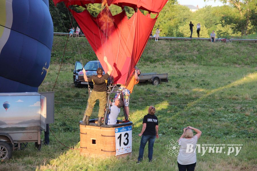 Сегодня вечером аэростаты плыли над городом (ФОТО)