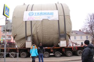 Негабаритный автопоезд вновь следует по улицам Великих Лук