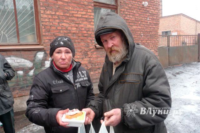 Акция «Социальная помощь бездомным» проходит в Великих Луках (фото)