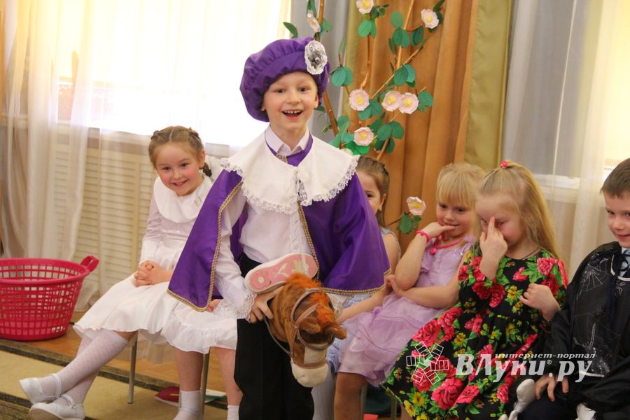 Юные великолучане поздравили мам и бабушек с помощью Золушки (ФОТО)