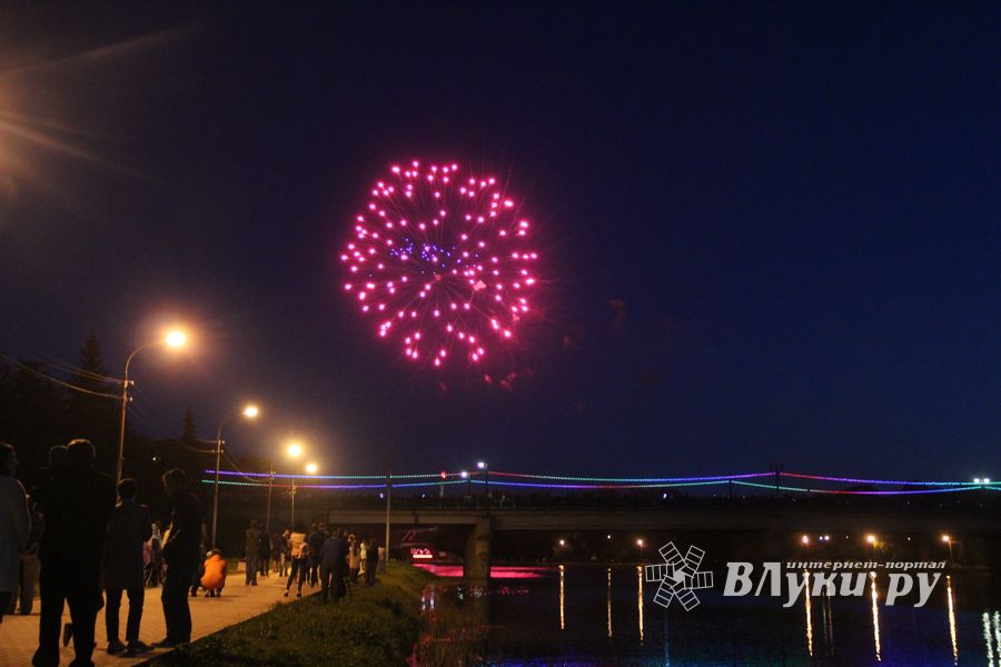 Праздничный салют в честь Дня Победы был дан в Великих Луках (ФОТО)