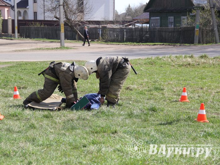 В Великих Луках прошли соревнования пожарных расчетов