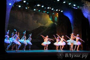 Московский театр «Корона Русского Балета» представил великолучанам балет «Лебединое озеро»