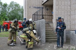 В Великих Луках прошли областные соревнования среди пожарных по спасению пострадавших