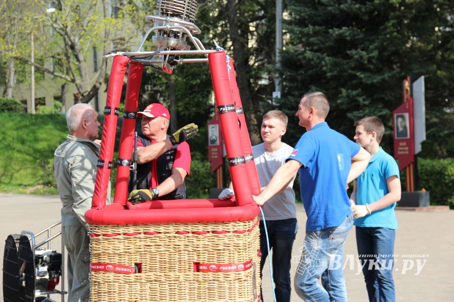 Шар, посвященный 850-летию города, поднялся над Великими Луками (ФОТО)