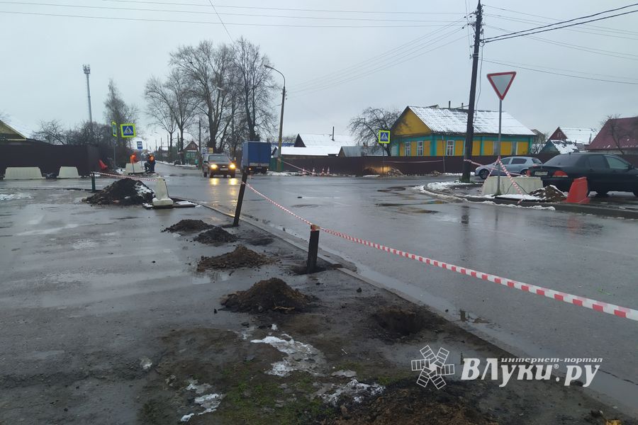 В Великих Луках устанавливают новые светофоры (ФОТО)