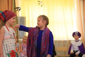 Юные великолучане поздравили мам и бабушек с помощью Золушки (ФОТО)