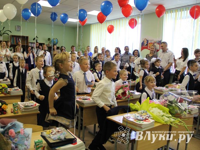 В Великих Луках торжественно встретили День знаний (ФОТО)