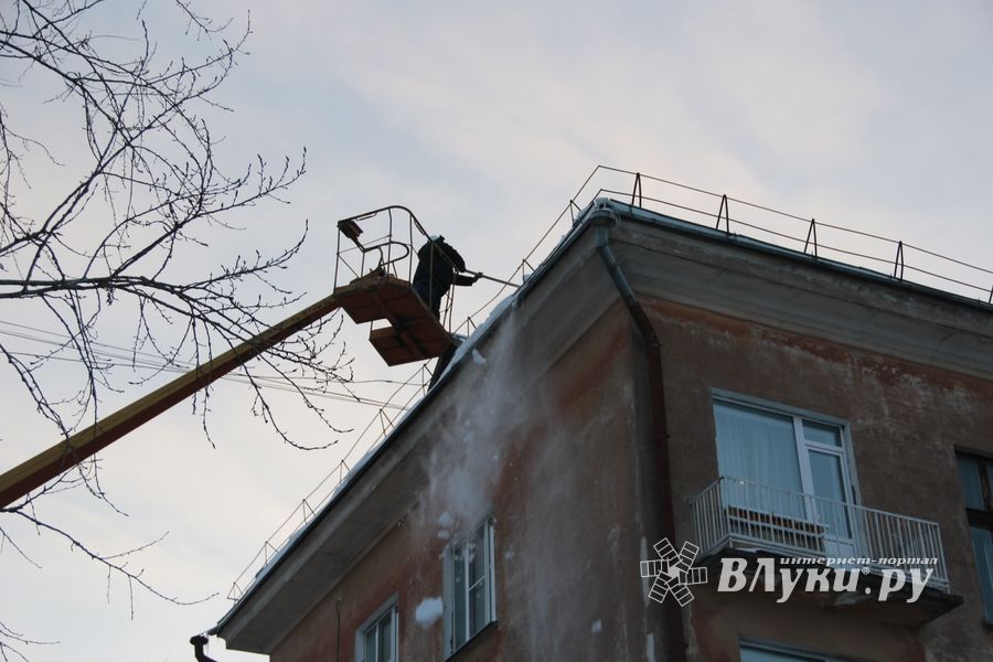 На Нелидовской сбивают сосульки (ФОТО)