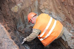 Устранение прорыва водопровода в Великих Луках (ФОТО)
