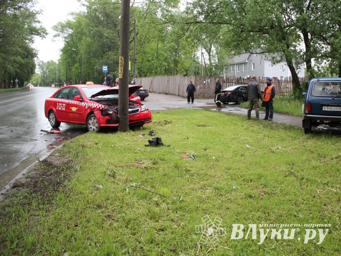 ДТП на пр-те Гагарина в Великих Луках (ФОТО)