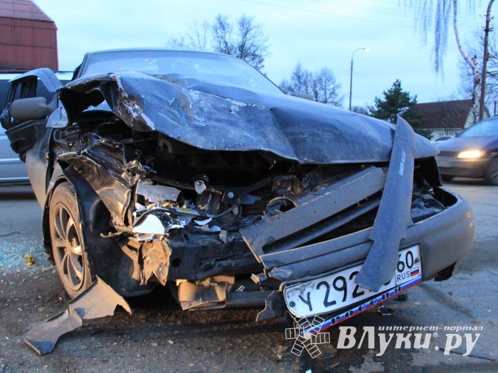 В Великих Луках произошла авария (фото)