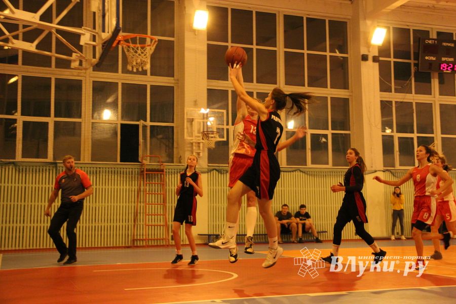 Великолукские баскетболистки борются за Кубок города (ФОТО)