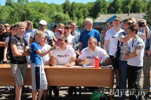 В Великих Луках состояли соревнования по подтягиванию на турнике (фото)