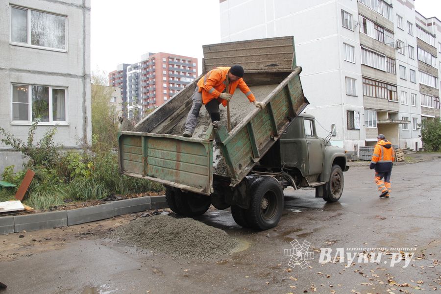 Во дворе дома на ул. Гоголя дорожники взяли в руки клещи (ФОТО)