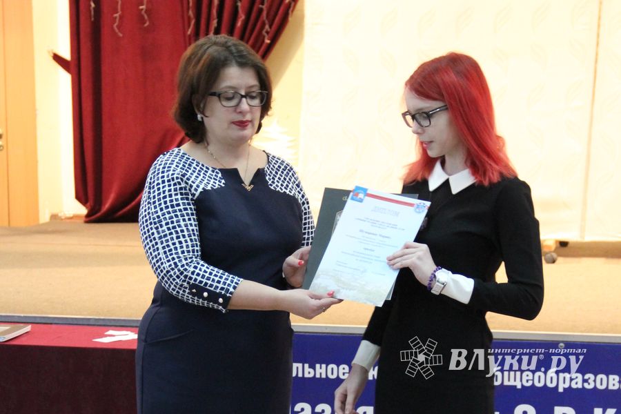 В Великих Луках наградили самых умных школьников 