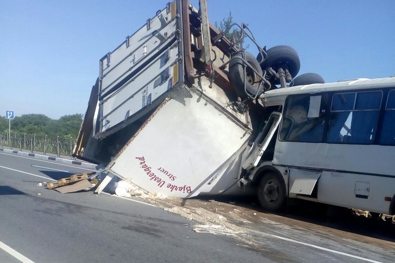 На трассе Рига-Москва произошло ДТП с участием автобуса и фуры (ФОТО)