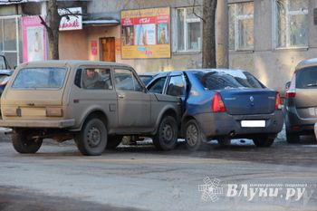 В Великих Луках столкнулись три автомобиля (ФОТО)