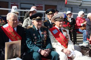 Парад Победы в Великих Луках (фото)