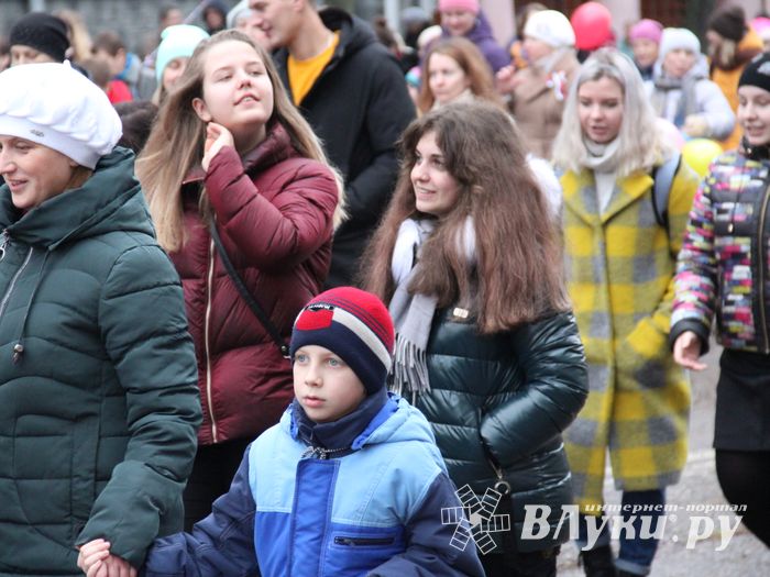 В Великих Луках прошло праздничное шествие (ФОТО)