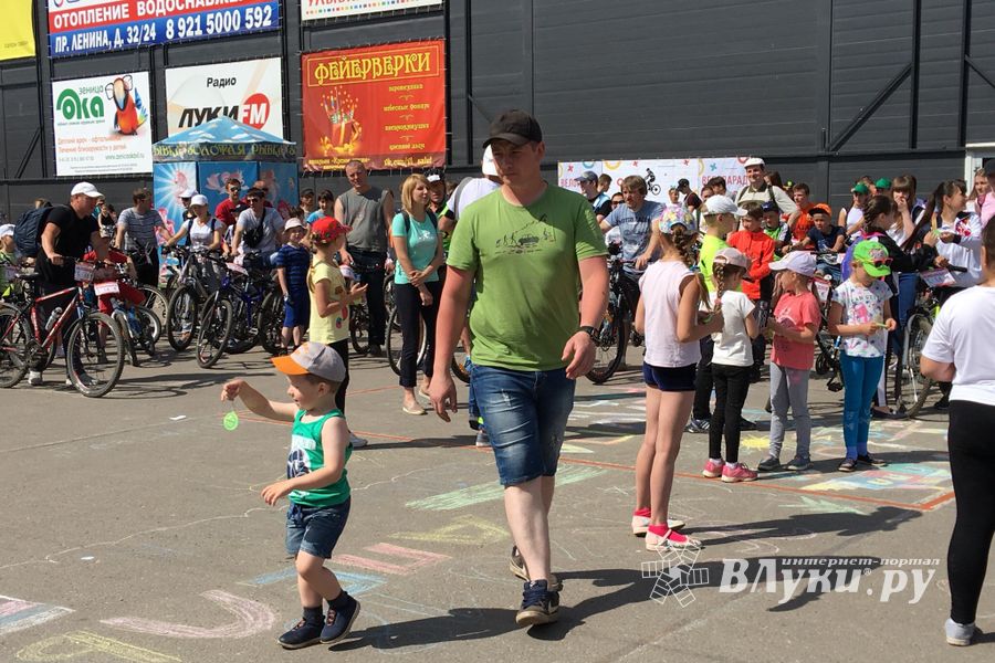 В Великих Луках прошел традиционный велопарад (ФОТО)