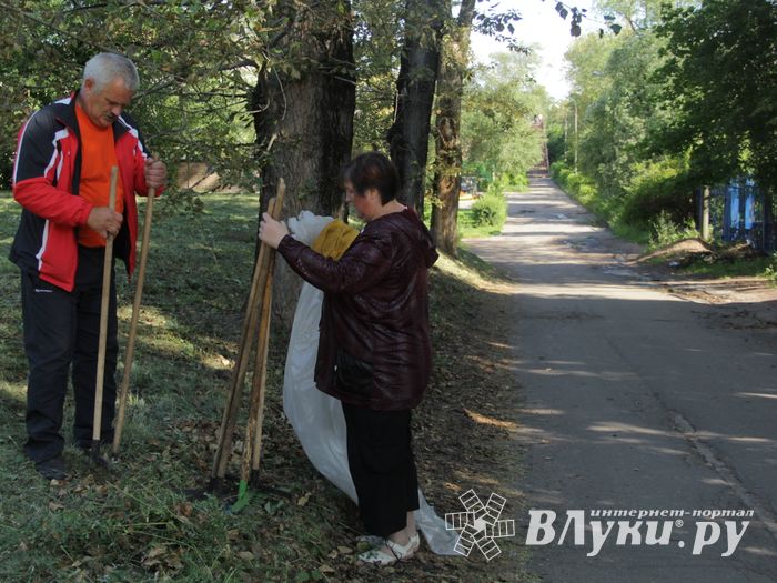 В Великих Луках убрали территорию у памятного знака рабочим ЛРЗ (ФОТО)