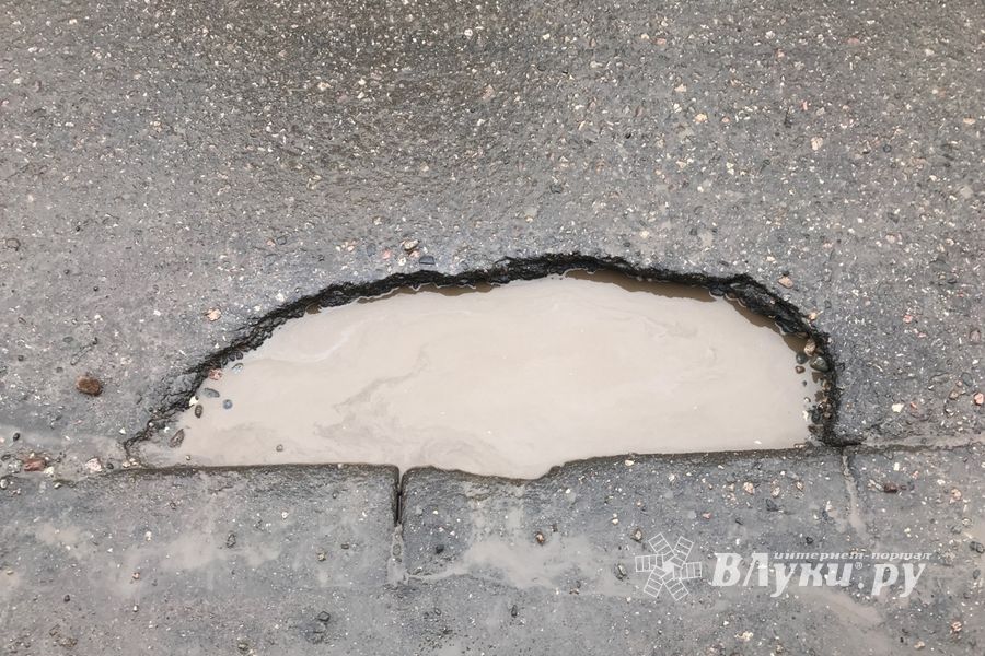 Великие Луки проваливаются в люки (ФОТО)