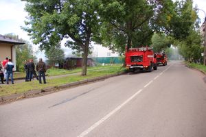 В Великих Луках пожарные тушат барак (ФОТО)