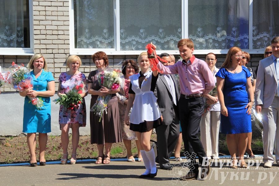 В Великих Луках прозвенели «Последние звонки»