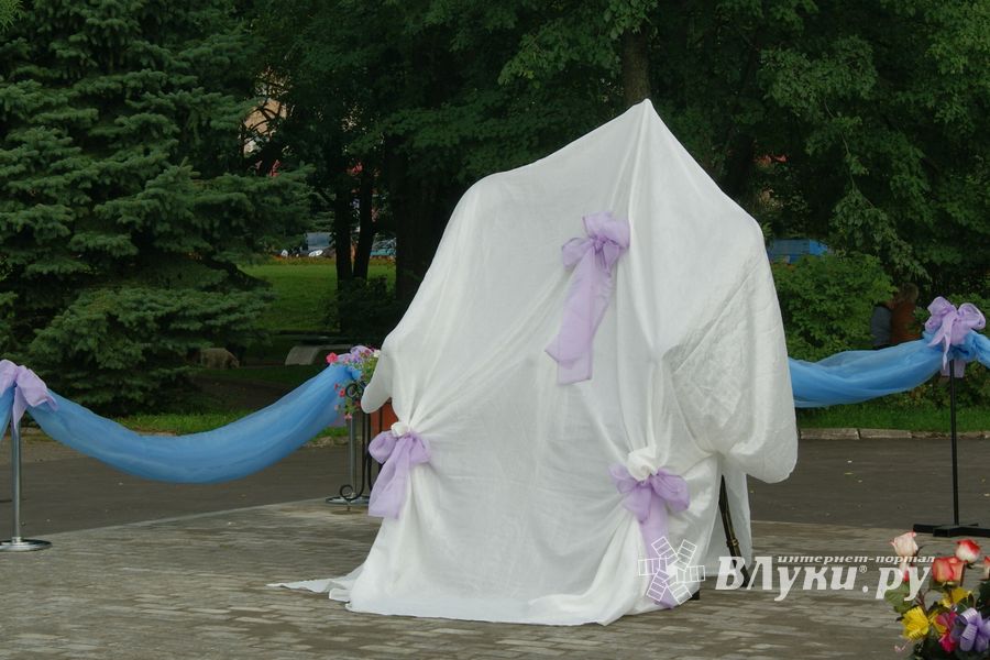 Торжественное открытие парковой скульптуры «Кресло влюбленных»