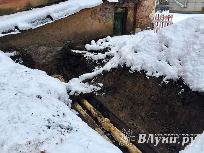 Улицу Зверева в Великих Луках заблокировал автокран (ФОТО)