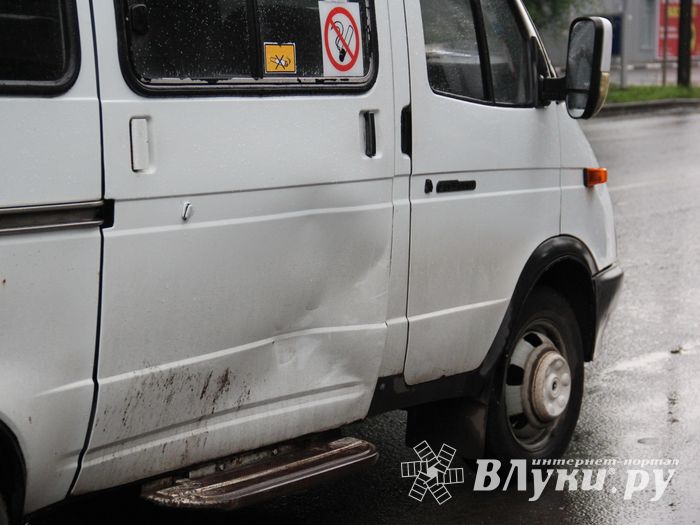 В Великих Луках автомобиль протаранил ограждение и «припарковался» на остановке (ФОТО)