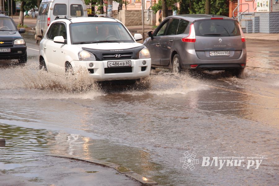 И плывем, и плаваем – Великие Луки после ливня (ФОТО)