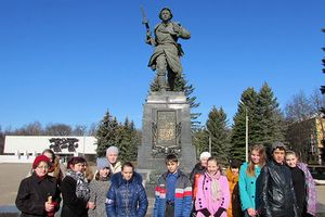 Учащиеся Великолукского района побывали на экскурсионном маршруте «Бессмертный подвиг А.Матросова» (фото)