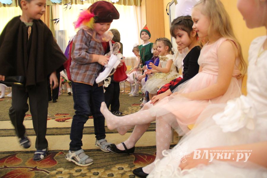 Юные великолучане поздравили мам и бабушек с помощью Золушки (ФОТО)