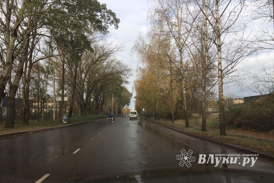 В Великих Луках из-за прорыва трубы затопило улицу (ФОТО)