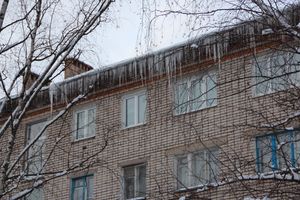 Сосульки в Великих Луках продолжают расти