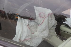 В Великих Луках неизвестный водитель, попав в ДТП, бросил автомобиль и скрылся (ФОТО)