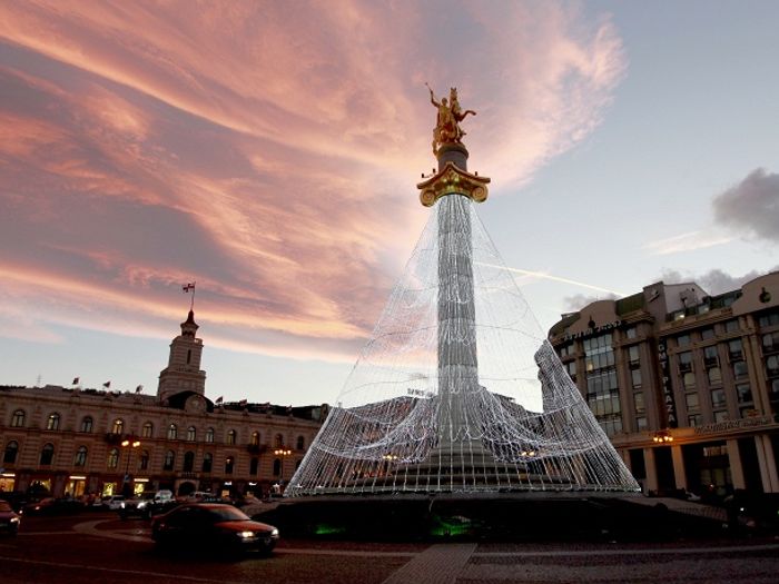 Старые машины, дрова и использованные банки: нетрадиционные идеи для рождественской елки