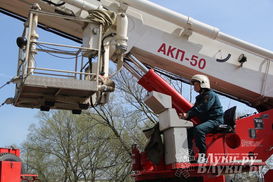 В Великих Луках прошли соревнования пожарных расчетов