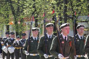 9 мая в Великих Луках. Шествие и салют
