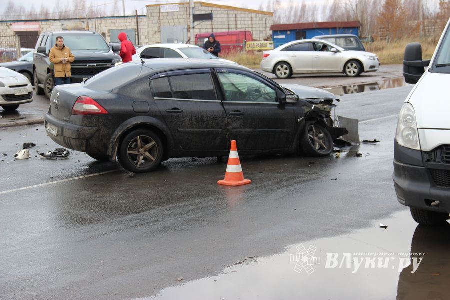 Серьёзное ДТП произошло в Великих Луках (ФОТО)