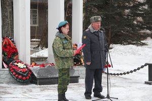 Великолучане почтили память героев-десантников