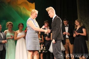 Вручение медалей выпускникам