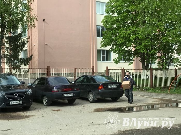 Великолукским школьникам стали раздавать продуктовые наборы (ФОТО)