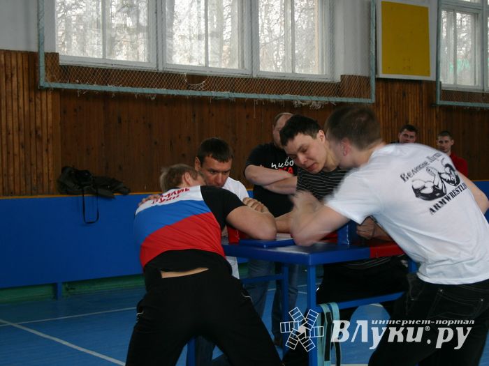 В соревнованиях по армрестлингу победили дети