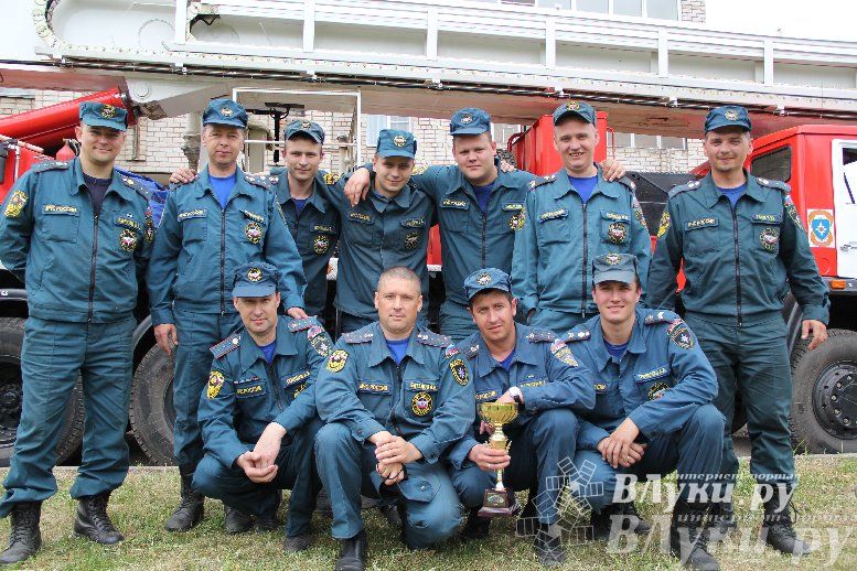 В Великих Луках прошли областные соревнования среди пожарных по спасению пострадавших