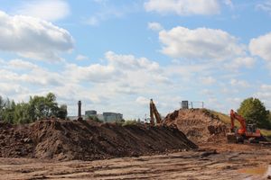  На месте строительства путепровода ведутся работы (фото)