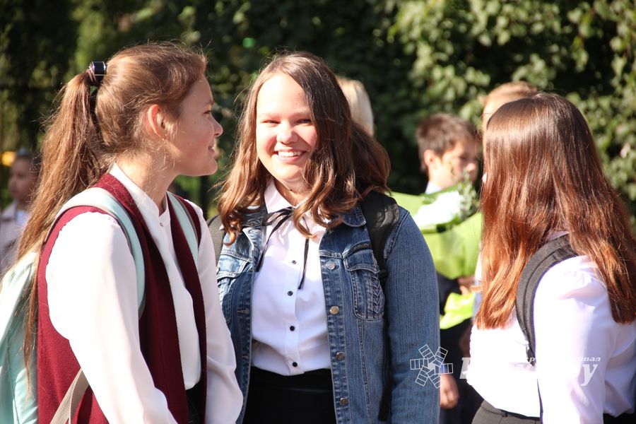 Самую многочисленную школу Великих Лук пополнили 116 первоклассников (ФОТО)