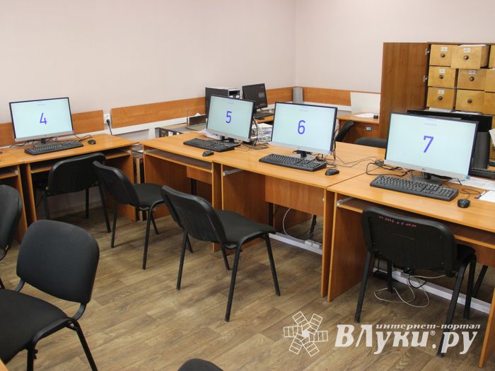 Сотрудников великолукского отдела ГИБДД поздравили с праздником (ФОТО)